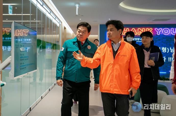 봄맞이 안전순찰 서울디지털 동행 플라자 방문한 이필형 동대문구청장