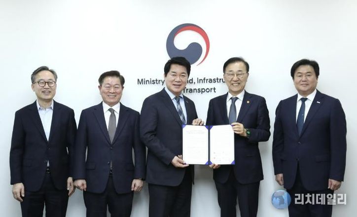 관악구 등 4개 지자체장이 국토부를 방문해 신천신림선 국가철도망 구축계획 반영을 위한 공동건의문을 전달했다(가운데 박준희 관악구청장)