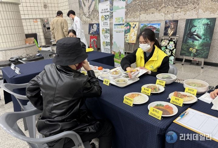 대구 수성구보건소는 지난 4일 ‘비만 예방의 날(3월 4일)’을 맞아 대구도시철도 수성구청역 대합실에서 지역 주민을 대상으로 건강 캠페인을 개최했다.