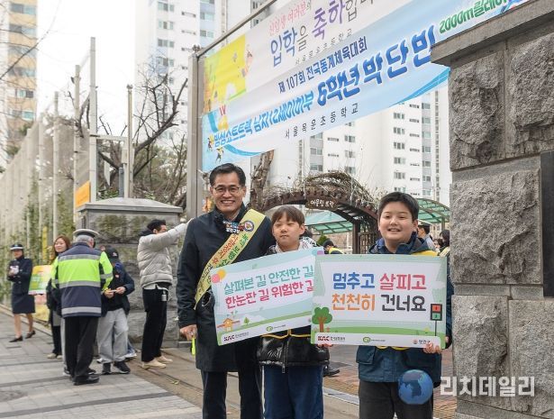 이기재 양천구청장이 목운초등학교 앞에서 학생들과 함께 등굣길 교통안전 캠페인에 참여하고 있는 모습
