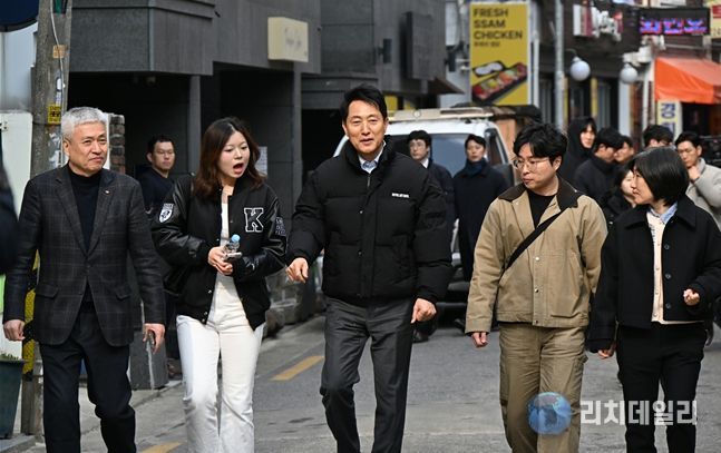 오세훈 서울시장이 9일(월) 오후 동대문구 휘경동 일대에서 청년들과 함께 전·월세 실태와 주거 환경을 점검하고 있다.