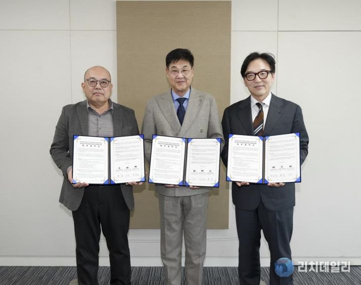 (왼쪽부터)윤태식 kt Brand 전략실장, 정문헌 종로구청장, 한수 대한민국역사박물관장