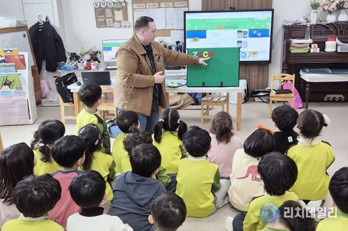 3월 9일 대구 옥포읍 옥빛유치원에서 어린이들이 원어민 교사와 함께 알파벳 수업을 듣고 있다. 대구 기초지자체 중 최초로 시행되는 달성군의 '유치원 원어민 영어교실'의 첫 수업 현장이다.
