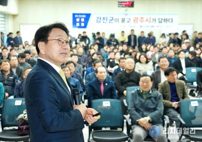 강기정 광주광역시장이 10일 강진웰니스푸소센터에서 '광주·전남 통합 강진군 상생토크’에 참석해 통합 이후 지역 발전 방향과 상생 협력 방안에 대해 군민들과 의견을 나누고 있다. /광주광역시 제공