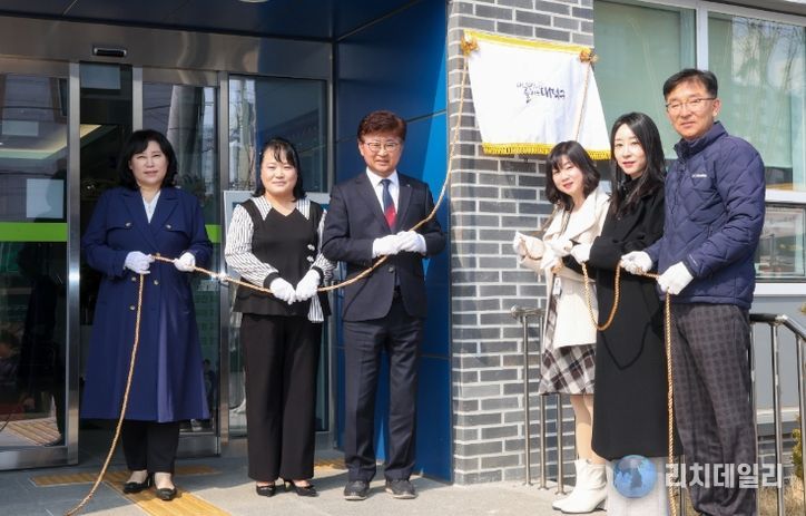 최충규 대덕구청장(사진 왼쪽 세 번째)과 관계자들이 11일 대덕구육아복합마더센터에 조성된 여성친화 거점공간 ‘대덕열린마루’ 현판 제막식을 진행하고 있다.