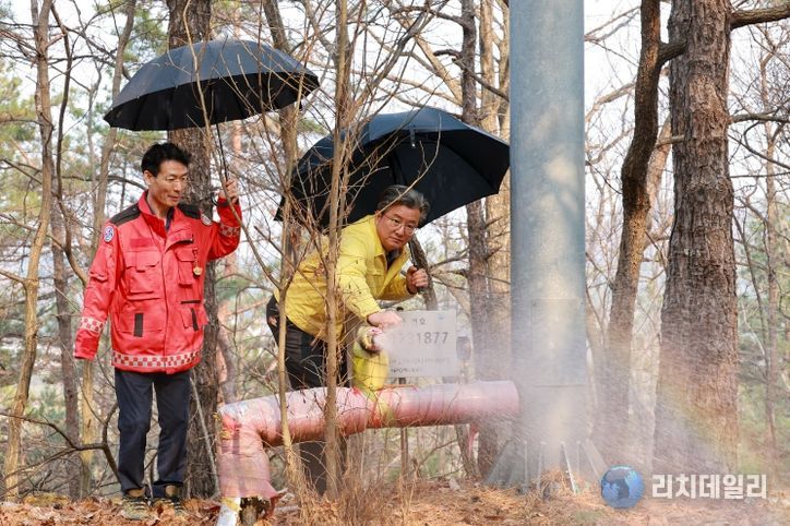 11일 유성구청 관계자가 유성구 산불대응센터와 산불소화시설을 방문해 산불 대응 태세를 점검하고 있다.