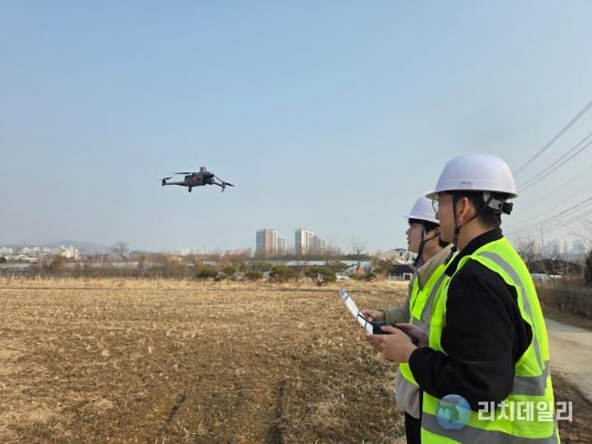 유성구청 직원이 드론을 활용해 개발제한구역 내 불법행위를 단속하고 있다.