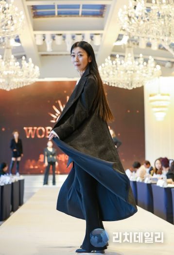 북구청소년회관, 문화교양 특강(모델 워킹 시연 중인 안경미 교수)