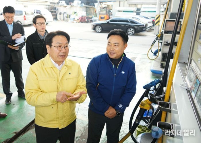 강기정 광주광역시장이 12일 북구의 한 주유소를 방문해 석유류 판매 가격과 수급현황을 살펴보고 있다. /광주광역시 제공