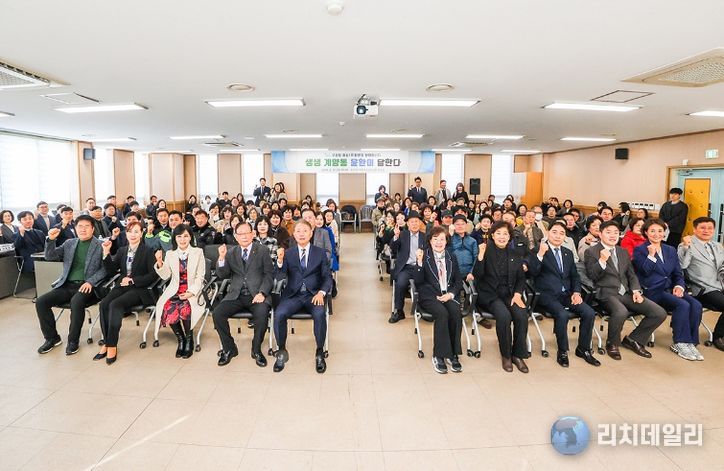 윤환 계양구청장이 12일 효성1동 동방문 행사에서 주민들과 소통하고 있다.