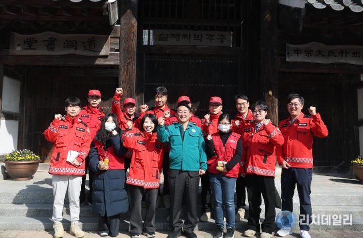 서철모 서구청장이 14일 관내 산불 취약지를 방문해 근무자를 격려하고 있다