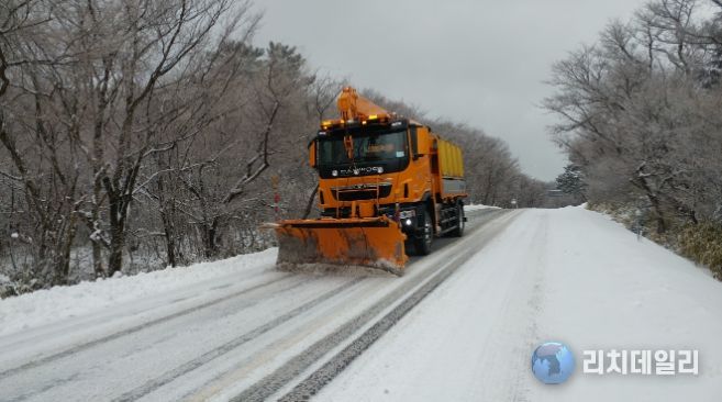 제주도, 올겨울 38일간 제설 인력 1,071명·장비 546대 총동원