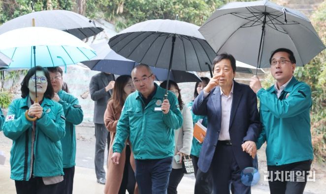 박희조 동구청장이 판암동 일원 옹벽 현장을 방문해 시설물 상태를 점검하고 있다.