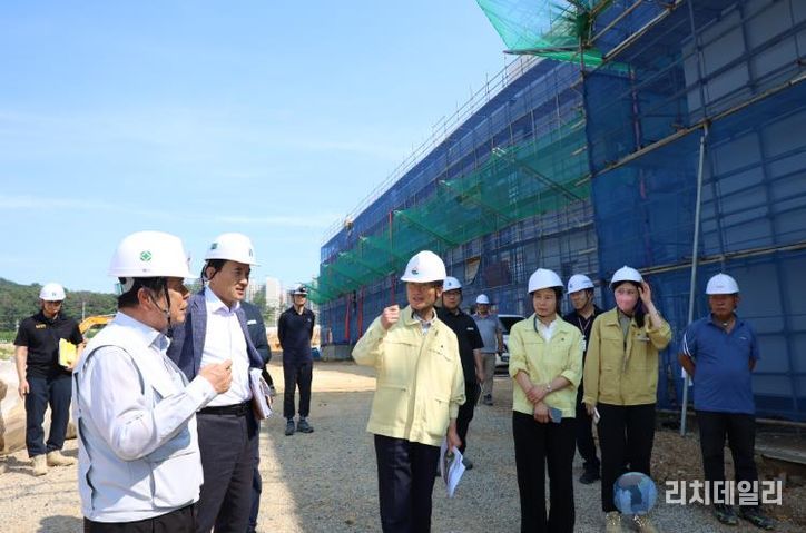 천창수 교육감과 교육청 직원들이 지난해 7월 23일 서사초 공사현장을 찾아 시설물 안전점검을 진행했다