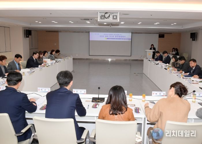 김영문 광주광역시 문화경제부시장이 19일 오후 시청 중회의실에서 열린 2026 광주RISE 행정협업회의에 참석해 지역혁신중심 대학지원체계(RISE) 사업과 연계한 협력사업 발굴·행정협업 강화 방안을 모색하고 있다. /광주광역시 제공