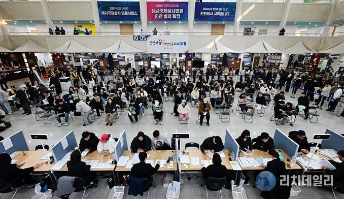 2026년 3월 16일 시청 중앙홀에서 천원주택 예비입주자 접수를 받고 있다