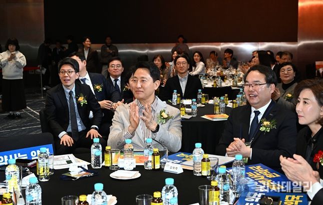 오세훈 서울시장이 21일(토) 강서구 코엑스 마곡에서 열린 '제41차 전국여약사대회'에서 개회를 축하하고 있다.