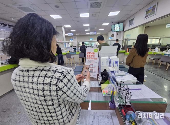 광산구가 장기기증 참여 확대를 위해 설치한 장기기증 홍보 현수막을 통해 시민이 정보무늬(QR)를 통해 참여하고 있다.