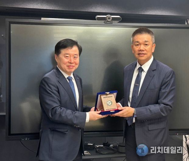 인천항만공사 이경규 사장이 TS라인스 투홍린 총경리에게 기념패를 전달하고 있다.