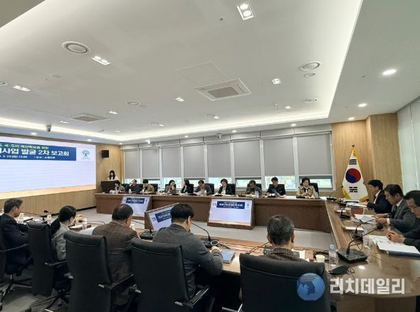 곡성군 관계자들이 2027년 국도비 확보를 위한 건의사업 발굴 보고회를 개최하고 있다.