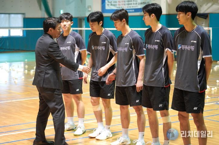 전갑수 시체육회장, 정일선 광주은행장, 비츠로 배드민턴 선수단