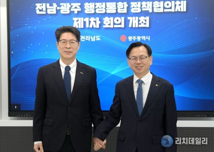 고광완 광주광역시장 권한대행과 황기연 전라남도지사 권한대행이 지난 24일 오후 나주혁신도시 복합혁신센터에서 열린 광주·전남 정책협의체 제1차회의에 앞서 손을 맞잡고 있다. /광주광역시 제공