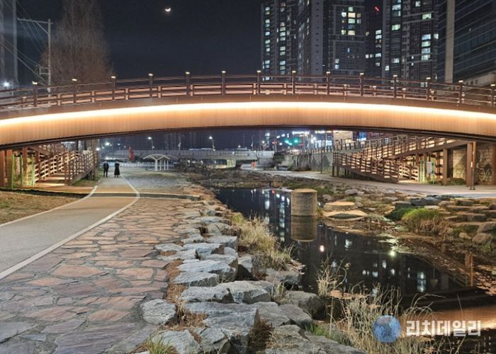 ‘화원 천내천 보행교량’빛의 명소로 재탄생!