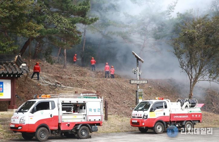 산불 진화 훈련 중인 곡성군 산림재난대응단원