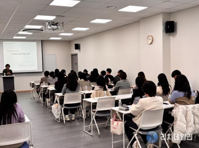 천안시도서관본부가 26일 사서직 공무원을 대상으로 직무교육을 진행하고 있다.