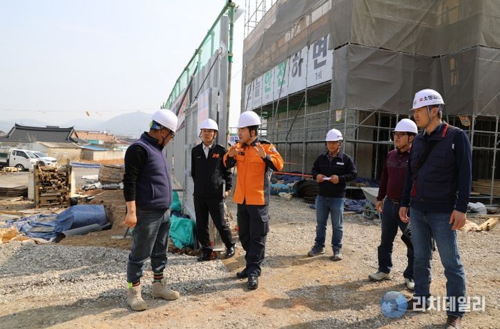 정용인 강진소방서장이 공사현장을 직접 순회하며 임시소방시설 설치 상태와 용접 작업장 불티 비산 방지 조치 여부를 지도·점검하고 있다.