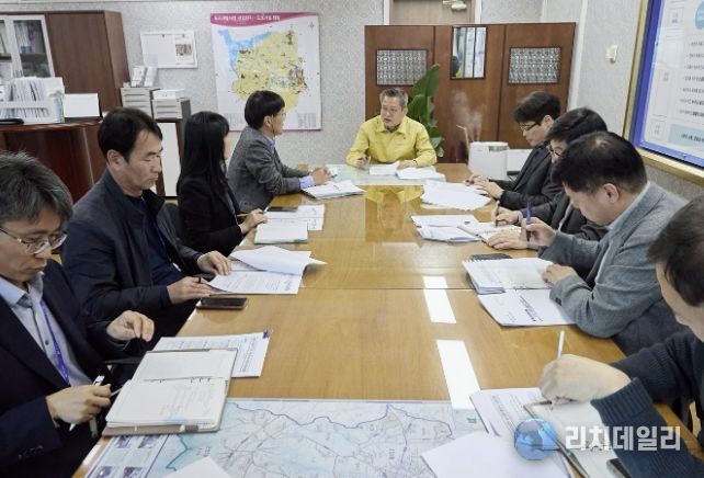 부시장 주재 중동 위기 대응 긴급 경제상황 점검회의 진행 사진