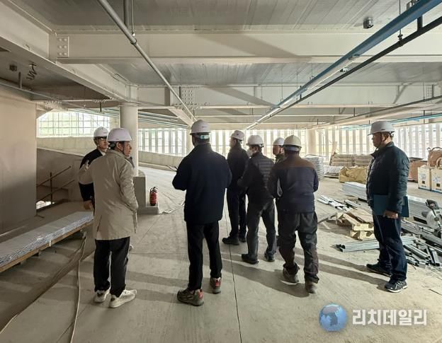 건축시공, 구초, 기계설비 등 전문가로 구성된 품질검수단이 현장을 점검하고 있다