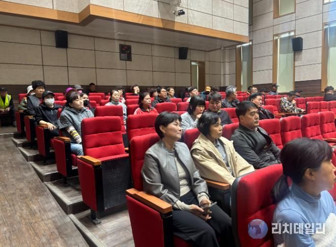 농업기술센터 대강당에서 강사가 직원들을 대상으로 교육을 실시하고 있다