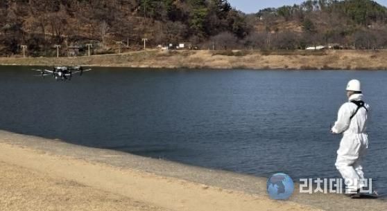 밀양시가 밀양강 일원에서 드론을 활용해 방역 작업을 실시하고 있다.