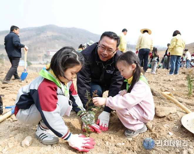 제81회 식목일 기념 나무심기 행사에 동참했다.