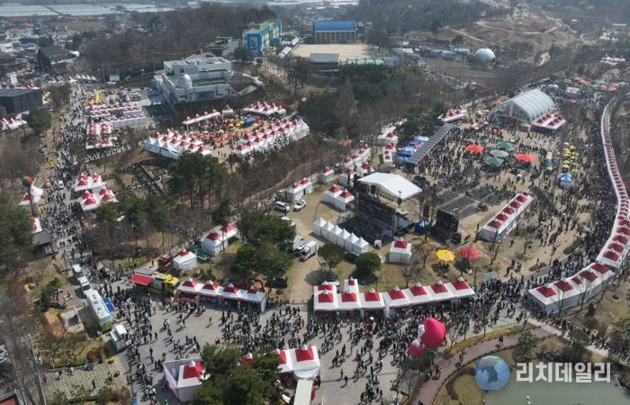논산시, 딸기향 가득한 족욕장.. 축제 속 힐링