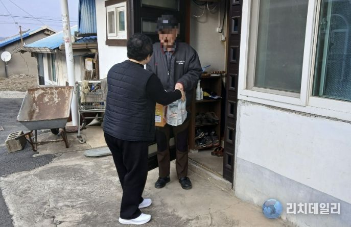 영인면 행복키움추진단 단원들이 취약계층 가구에 반찬을 전달하고 있다.