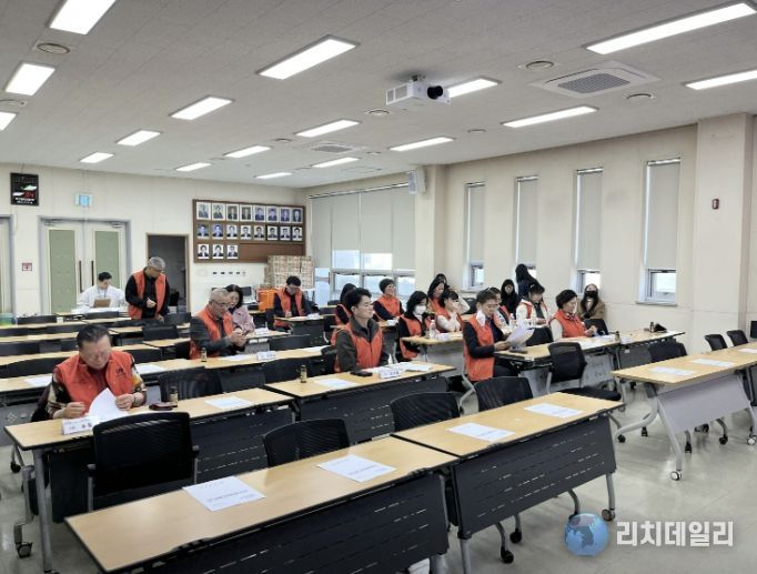 온양3동 행복키움추진단 위원들이 저소득 가구 자녀 장학금 지원을 위한 정기회의에서 의결을 진행하고 있다.