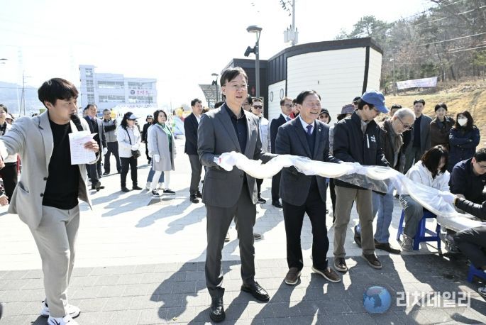 이민근 안산시장(왼쪽 두번째)이 28일 대부북동 구봉도 일원에서 진행된 '봄맞이 골목상권 축제'에서 가래떡 나눔행사에 참여하고 있다.
