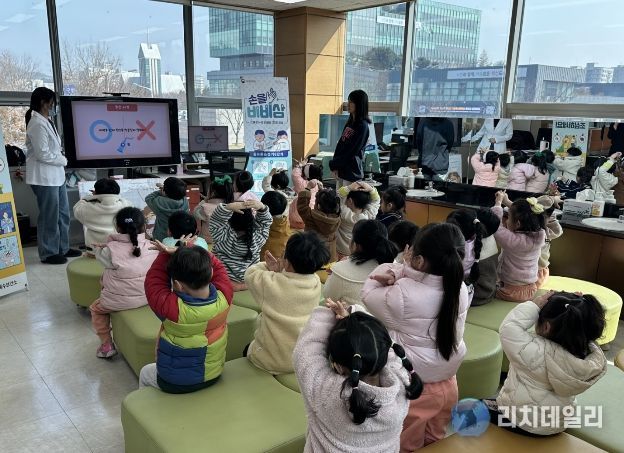 미취학 아동들이 25일 상록수보건소 구강보건실에서 '이튼튼구강건강교실'에 참여하고 있다.