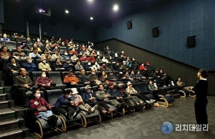상주시노인종합복지관, 상주 롯데시네마에서 상반기 '문화가 있는 날' 영화관람 진행