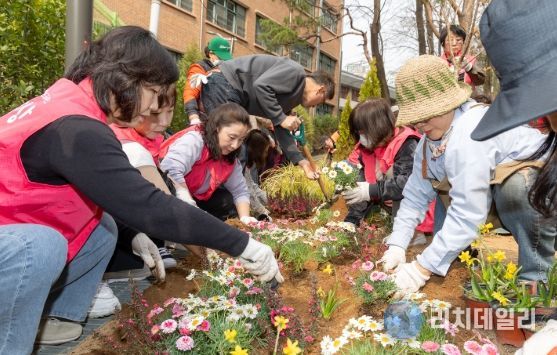 꽃과 나무에 담은 봄…박강수 마포구청장, 주민과 함께 정원 가꿔