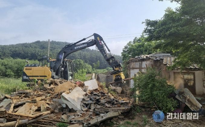 서산시가 지난해 빈집 정비사업을 추진하는 모습