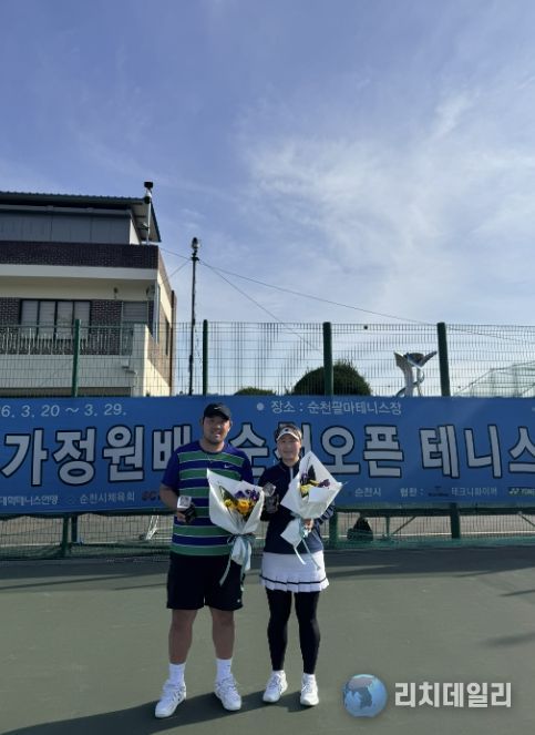 오른쪽 김재환, 왼쪽 권미정