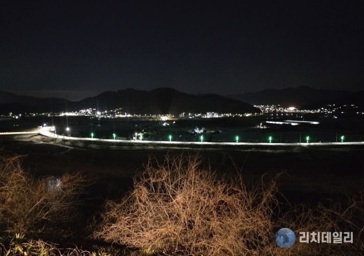 달팽이전망대 잔도길에서 바라본 안심가로등이 설치된 암새들 야경