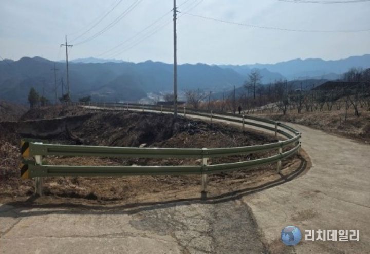 영덕군이 차량 안전사고 예방을 위해 산불 발생 지역에 철제 가드레일을 설치했다.