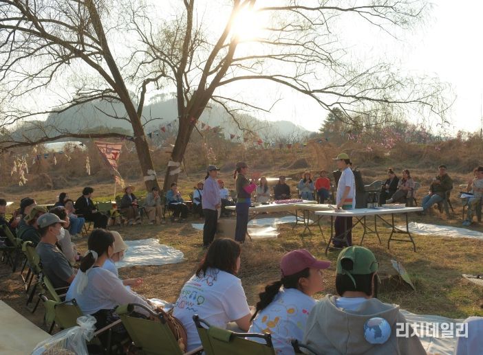 영월 청령포 ‘쪼매장’ 성황