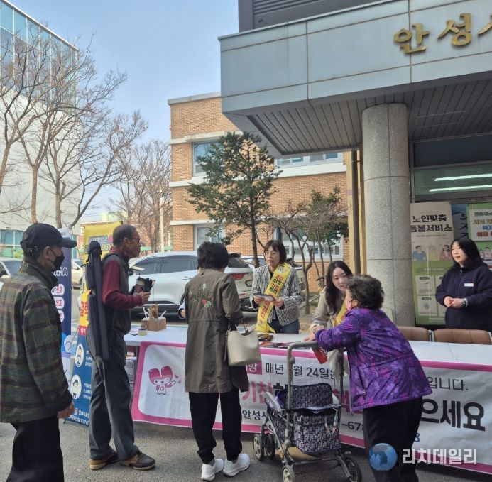 안성시보건소, 안성시노인복지관 어르신 대상 맞춤형 '결핵예방 홍보부스' 운영