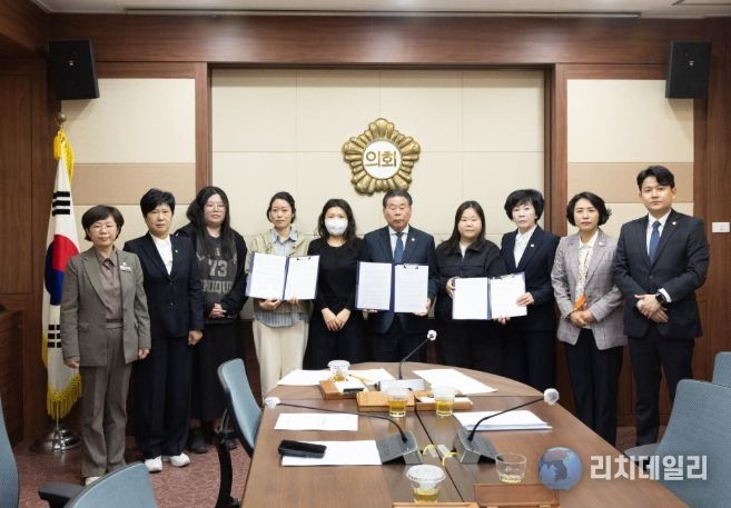 의원·직원 피의자 엄벌 탄원서 서명