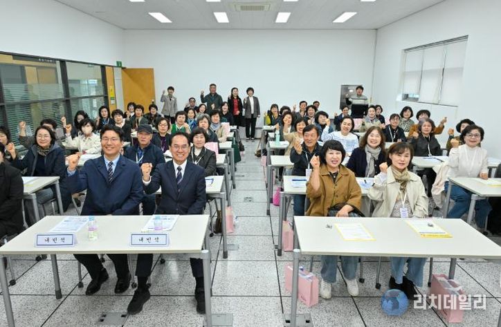 영주시는 3월31일 평생직원교육관에서 경북도민행복대학 개강식을 개최했다(단체기념사진)